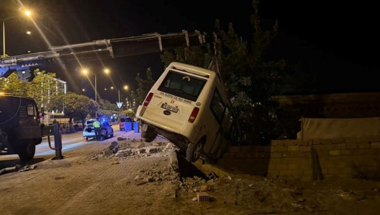 minibus-bahce-duvarinda-asili-kaldi-RhpbYfwn.jpg